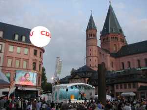 Beleuchtung und Werbung f&uuml;r den CDU Wahlkampf mit HMI-Leuchtballon "Solarc 370"
